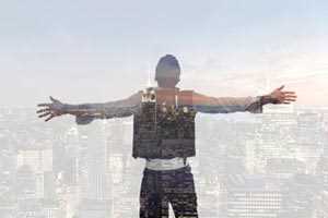 對城市張開(kāi)雙臂的男人背影.jpg